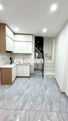 Bán nhà Lạc Long Quân, 20m2, 3,5x6m, 3 tầng, 2pn, 2wc, hẻm rộng, shr
