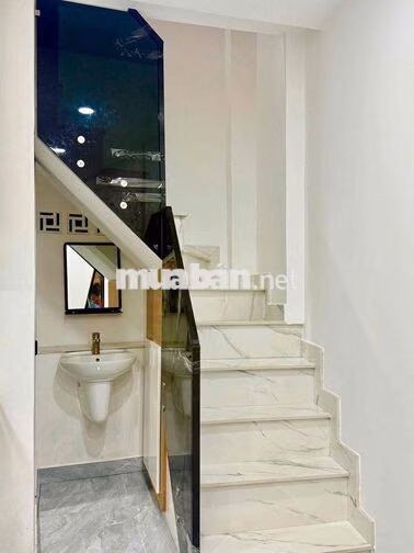 Bán nhà Lạc Long Quân, 20m2, 3,5x6m, 3 tầng, 2pn, 2wc, hẻm rộng, shr