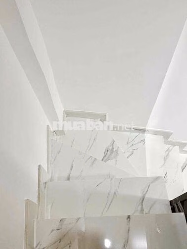 Bán nhà Lạc Long Quân, 20m2, 3,5x6m, 3 tầng, 2pn, 2wc, hẻm rộng, shr