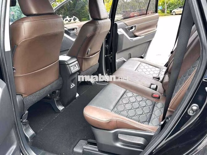 Toyota Innova Cross 2.0V CVT sản xuất 2025