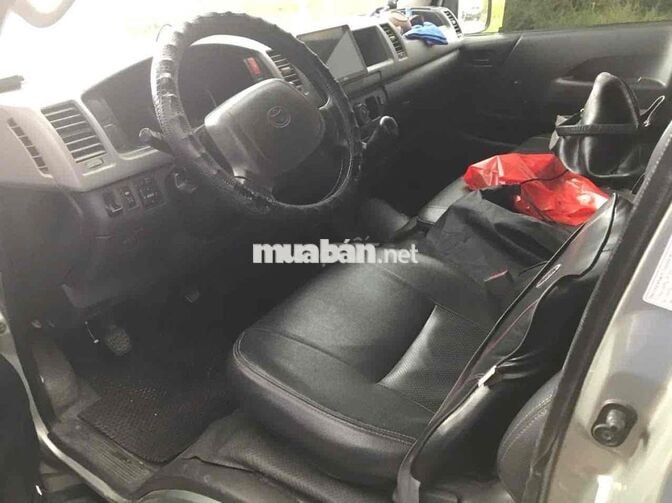 Toyota Hiace Bạc 3 chỗ