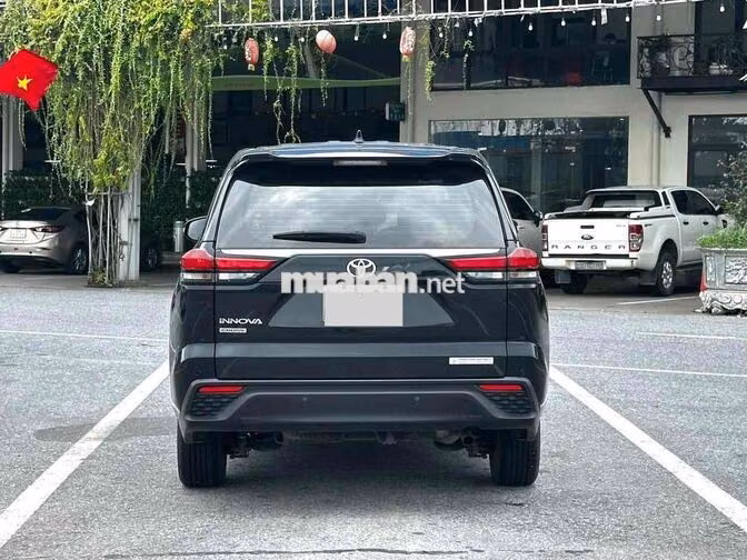 Toyota Innova Cross 2.0V CVT sản xuất 2025