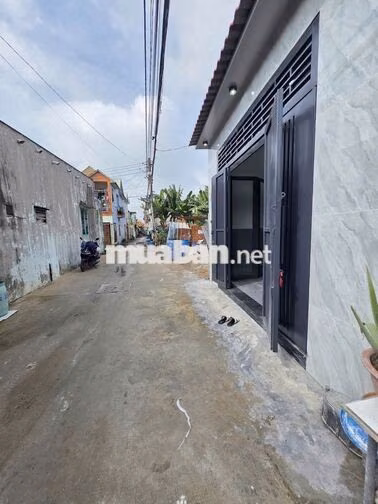 Nhà Dĩ An, đường ô tô, 3 phòng ngủ có phòng thờ,2 nhà vệ sinh