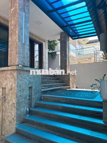 Biệt thự nguyên căn giá tốt ngang 12.5 mét có hầm thang máy