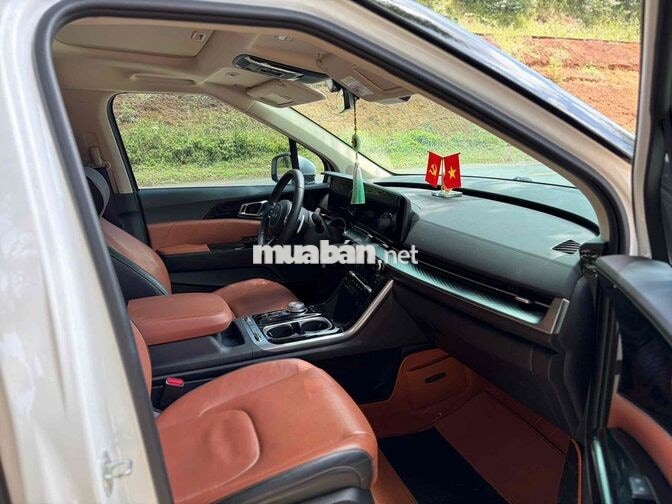 KIA Carnival 2.2D Signature 2024 Trắng