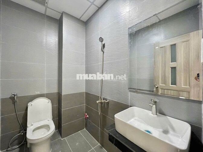 CĂN HỘ MỚI XÂY - BAN CÔNG THOÁNG - KẾ BÊN UEH - FULL NỘI THẤT