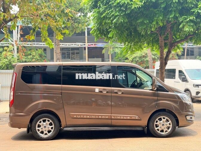 Ford Tourneo Limousine 2021 Bản cao cấp Nâu