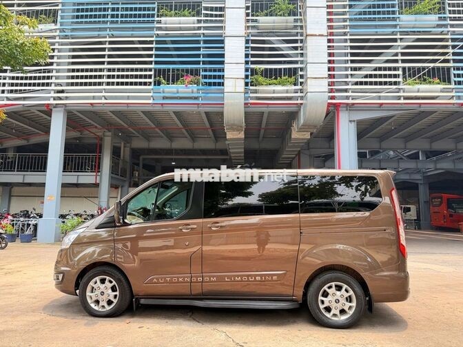 Ford Tourneo Limousine 2021 Bản cao cấp Nâu