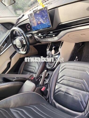 Kia Carens Luxury 2023 Đen 7 chỗ Xăng