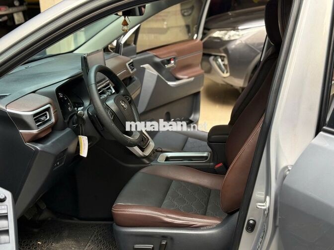 Toyota Innova Cross 2.0V 2024 Bạc 32.526km