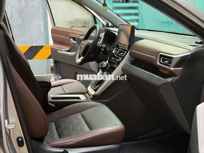 Toyota Innova Cross 2.0V 2024 Bạc 32.526km