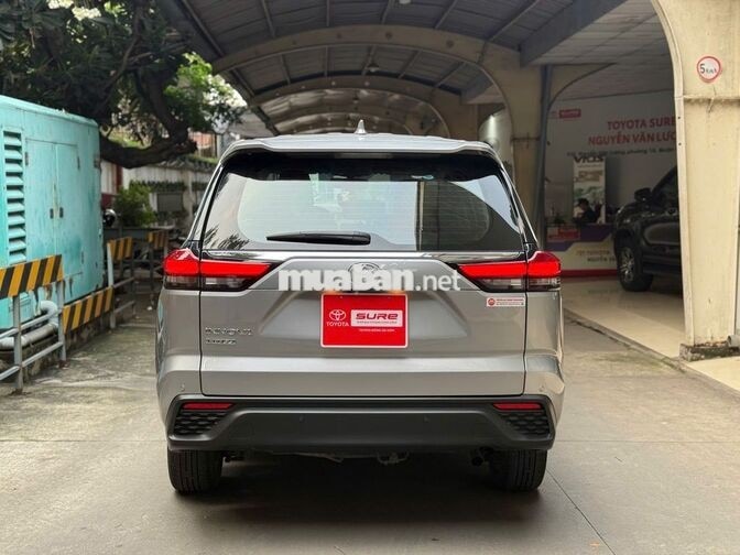 Toyota Innova Cross 2.0V 2024 Bạc 32.526km