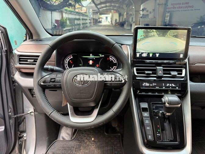 Toyota Innova Cross 2.0V 2024 Bạc 32.526km