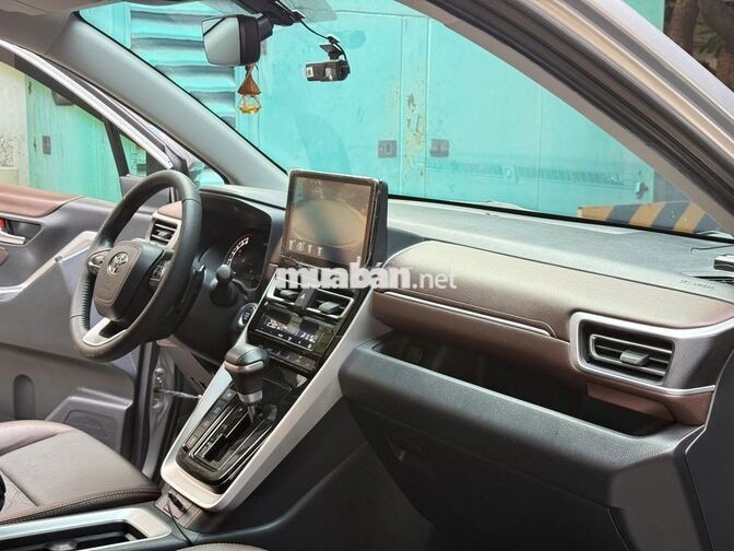 Toyota Innova Cross 2.0V 2024 Bạc 32.526km