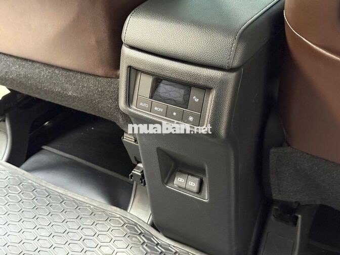 Toyota Innova Cross 2.0V 2024 Bạc 32.526km