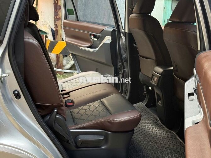 Toyota Innova Cross 2.0V 2024 Bạc 32.526km