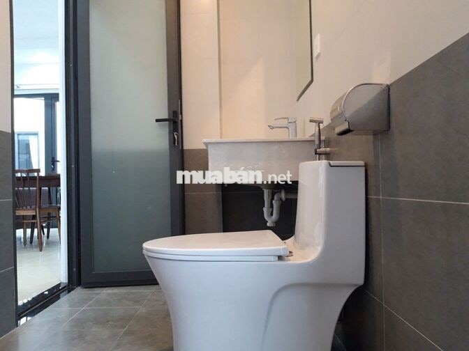 Cho thuê căn hộ 1 phòng ngủ, 50m2, ban công rộng, tầng 4, hướng biển