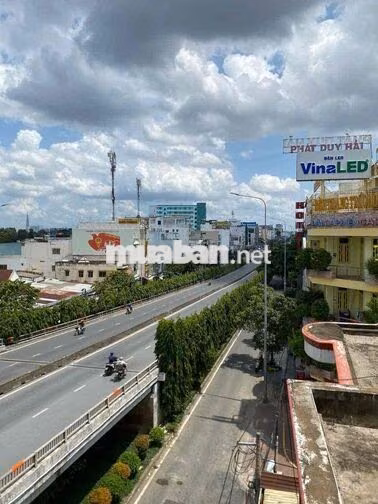 Nhà mặt tiền hà huy giáp dưới chân cầu ngã tư ga có cầu thang máy