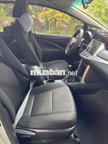 cần bán 1 xe innova 2018 xe chất zin