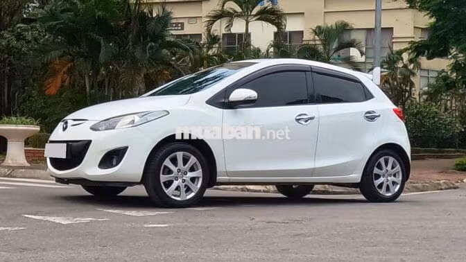 Cần bán xe Mazda 2 Hatchback 2012, At, màu trắng.