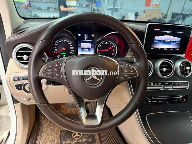 Mercedes Benz GLC 2019 300 4Matic - 95000 km