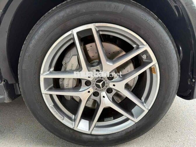 Mercedes Benz GLC 2019 300 4Matic - 95000 km