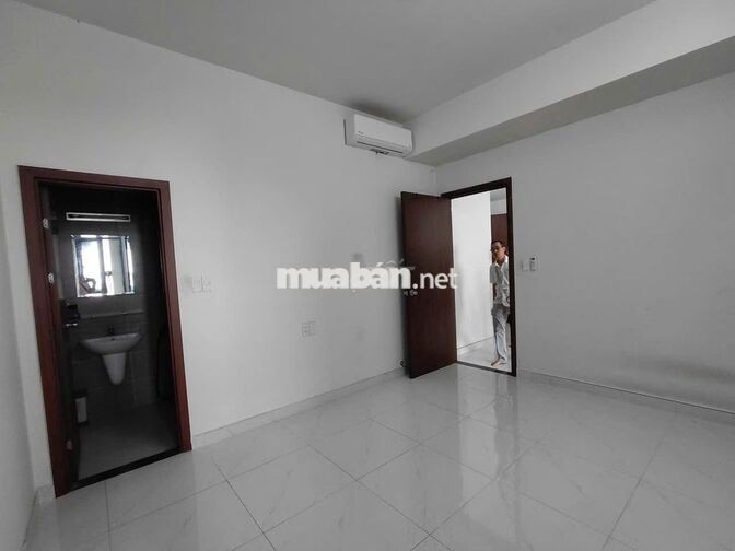 Cho thuê Green River dt72m2/ 2PN giá 9tr7 có 2 máy lạnh, 2 máy nóng. 