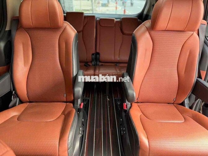 Kia Carnival Signature 2023 lên sàn gỗ