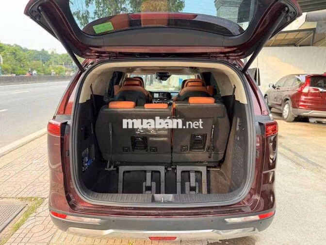 Kia Carnival Signature 2023 lên sàn gỗ