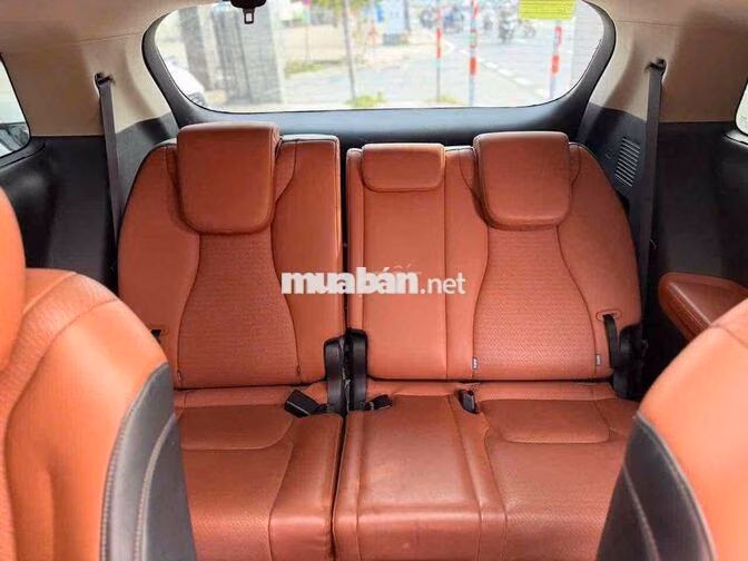 Kia Carnival Signature 2023 lên sàn gỗ