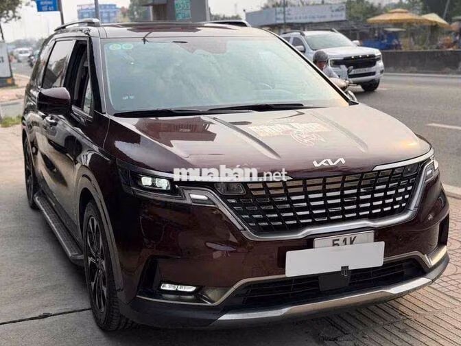 Kia Carnival Signature 2023 lên sàn gỗ