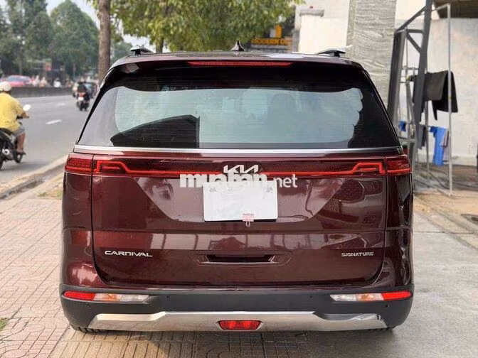 Kia Carnival Signature 2023 lên sàn gỗ