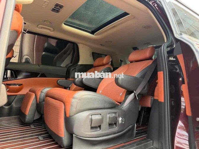 Kia Carnival Signature 2023 lên sàn gỗ