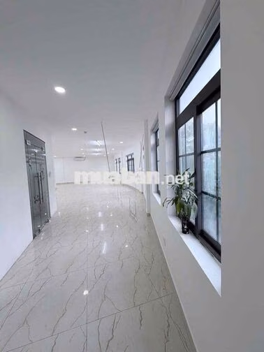 Cho thuê VP 130m2 Vĩnh Khánh Q4, sàn suốt không cột, cửa sổ thoáng