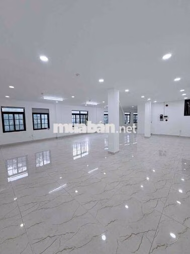 Cho thuê VP 130m2 Vĩnh Khánh Q4, sàn suốt không cột, cửa sổ thoáng
