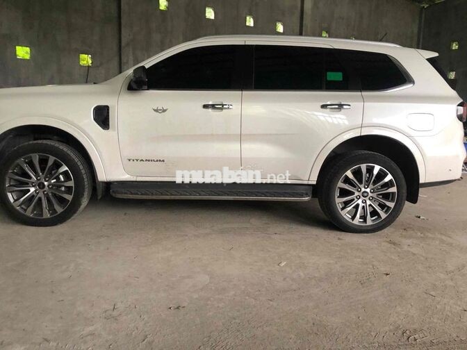 Ford Everest Titanium 2024 Trắng Tự động 7 chỗ