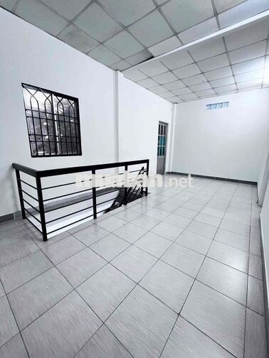 Nhà 1 trệt 1 lầu sân rộng DT 172m2 hẻm xe hơi tại đường 30 Linh Đông