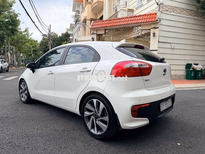 Kia Rio 1.4 AT Hatchback 5 chỗ 2015 Hàn Quốc