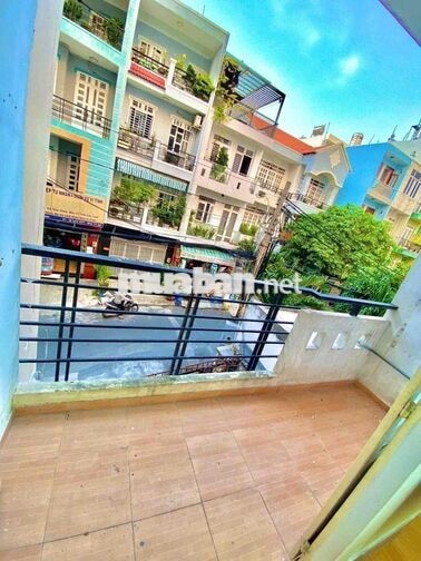 PHÒNG NGỦ BAN CÔNG NẰM NGAY E-TOWN CỘNG HOÀ