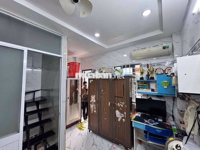 BÁN NHÀ  NHỎ XINH 2PN 3WC HẺM 3,5- 3TẦNG GẦN MẶT TIỀN
