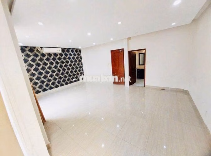 NHÀ ĐẸP GẦN NHÀ THỜ CHÍ HÒA - 6X22M, 525E Huỳnh Văn Bánh, P.13, PN
