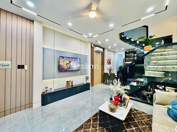 Chú Tư gửi bán gấp căn nhà 50m2 giá 2tỷ ngay trung tâm Thuận An. Sổ ri