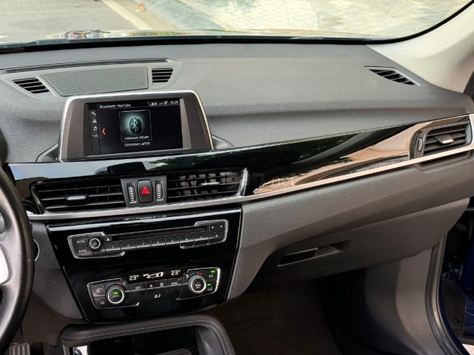 Bán BMW X1 sản xuất 2018 , model 2019, màu xanh nội thất đen