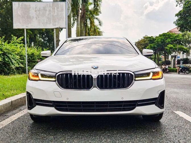 BMW 520i Luxury Line 2023 Trắng Nâu