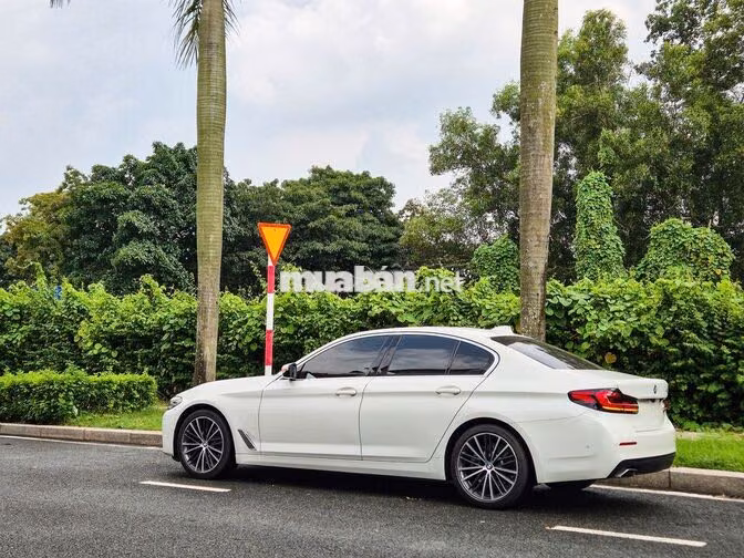 BMW 520i Luxury Line 2023 Trắng Nâu