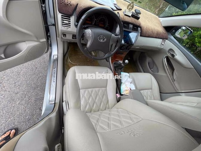 Toyota Corolla Altis Bạc 5 chỗ giao lưu xe tải