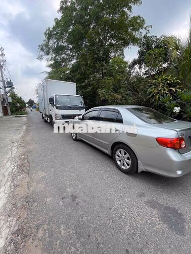 Toyota Corolla Altis Bạc 5 chỗ giao lưu xe tải