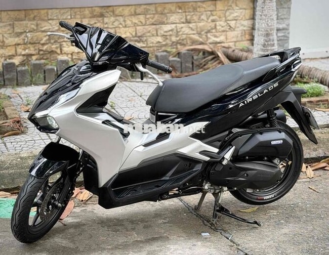 Honda AirBlade 4val 125 T12/2024 Đen bóng bạc .
