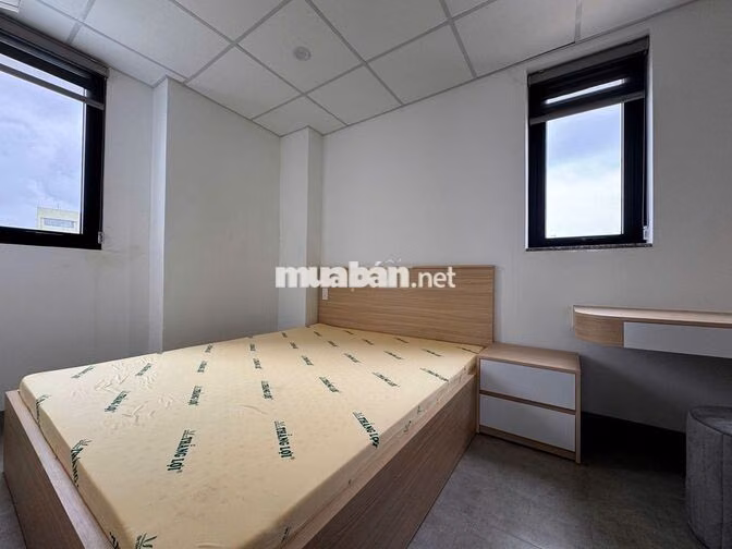 Cho thuê căn hộ 2 phòng ngủ, có ban công lớn, cách biển 3 phút đi bộ