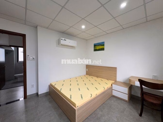 Cho thuê căn hộ 2 phòng ngủ, có ban công lớn, cách biển 3 phút đi bộ